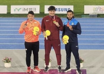 MUHAMMAD Irfan Shamsuddin (kanan) ketika majlis penyampaian pingat selepas meraih gangsa menerusi acara lempar cakera lelaki pada Kejohanan Olahraga Asia 2025 di Gumi, Korea Selatan hari ini. - IHSAN OLAHRAGA MALAYSIA