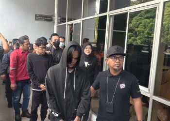 TUJUH warga Filipina iaitu lima lelaki dan dua wanita dihadapkan ke Mahkamah Majistret, di sini, hari ini, kerana kesalahan menggunakan kad pengenalan individu lain serta palsu . - UTUSAN/NOR AINNA HAMZAH