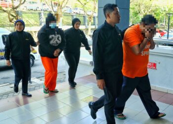 DUA bekas pegawai badan berkanun dibawa ke Mahkamah Majistret Seremban hari ini bagi tujuan permohonan reman terhadap mereka.-UTUSAN/MOHD. SHAHJEHAN MAAMIN.
