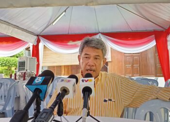 MOHAMAD Hasan ditemui pemberita di kediamannya di Rantau, Negeri Sembilan. UTUSAN/NOR AINNA HAMZAH