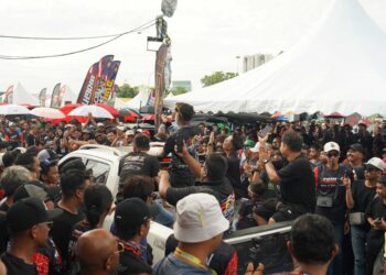 LEBIH 5,000 peminat dunia automotif berkumpul memeriahkan acara sulung Truck Fighter 1.0 Meet & Show di Shah Alam, Selangor.