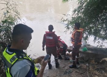 GERAKAN mencari dan menyelamat mangsa dikhuatiri lemas dilakukan oleh anggota bomba di sekitar sungai di Felda Teloi Kanan, Kuala Ketil, Baling.