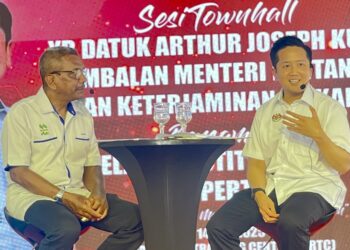ARTHUR Joseph Kurup (kanan) pada program Libat Urus Bersama Pelatih MADA Rice Training Centre (MRTC) di Alor Setar.