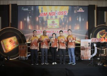 Dari kiri ialah Oktavianus; Timbalan Presiden PRESMA, Dato Mohamed Mohsin Bin Abdul Razak; President Director PT Bintang Toedjoe, Fanny Kurniati; DKSH Malaysia, Chong Kim Heng dan Regional GM Kalbe International, Ritchie Kurniawan.