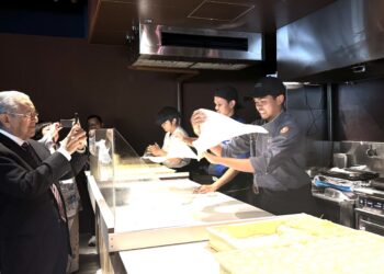 DR. MAHATHIR Mohamad merakam aksi menebar roti canai di Pavilion Malaysia sempen Osaka Japan World Expo 2025, Jepun. - UTUSAN/JUANI MUNIR ABU BAKAR