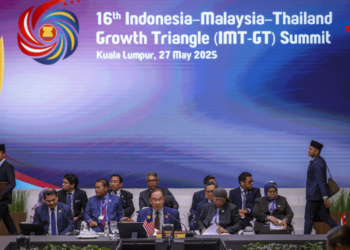 ANWAR Ibrahim (tengah) sewaktu berucap pada Sidang Kemuncak Pertumbuhan Segitiga IMT-GT ke-16 di Pusat Konvensyen Kuala Lumpur hari ini. - UTUSAN/MUHAMAD IQBAL ROSLI