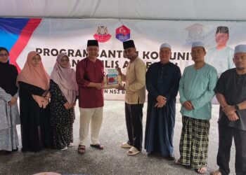 IR. HASNI Mohammad (empat dari kiri) menyampaikan cenderamata kepada Abdul Shahrul Azraf Abdul Aziz di Surau ­Al-Huda, Kampung Puteri Menangis, Pontian, Johor, semalam. – UTUSAN/MUHAMMAD ZIKRI.