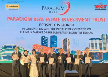 SHAHRIL Ridza Ridzuan (tengah) bersama wakil syarikat semasa pelancaran prospektus Paradigm REIT di sini, semalam. UTUSAN/SABRINA ZULKIFLI
