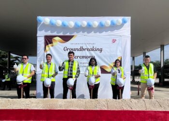 ERIC Ng (tengah) pada Majlis pecah tanah Projek Pembangunan Industri hijau ISP Victory di Senai, Johor.