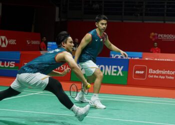 Nur Izzuddin Rumsani-Goh Sze Fei menewaskan gandingan Taiwan, Chen Zhi Ray-Lin Yu Chieh pada Kejohanan Badminton Malaysia Masters 2025 di Axiata Arena, Bukit Jalil, semalam. - UTUSAN/ ISKANDAR ISHAK