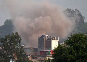 KELIHATAN kepulan asap akibat bedilan peluru meriam yang dilancarkan Pakistan ke bandar Poonch, Kashmir, India yang terletak di sempadan Pakistan semalam. Dalam serangan balas itu, seramai lapan rakyat India terkorban dan 29 lagi cedera. - AFP