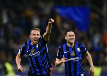 Tonggak tengah Inter Milan, Davide Frattesi meraiikan jaringan gol keempat menentang Barcelona dalam aksi separuh akhir kedua Liga Juara-Juara di San Siro, pagi ini. - AFP