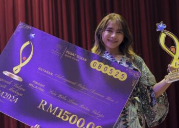 Nurul Izzah Izzati Mohd Asri dinobatkan  Olahragawati Pelajar pada Anugerah Sukan Universiti Malaya (ASUM) 2024 di Kuala Lumpur, kelmarin. - UTUSAN/FARIZ RUSADIO