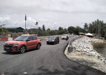 LALUAN yang runtuh akibat banjir sudah dibina baharu sekali gus memudahkan urusan harian penduduk di jalan Jubakar Pantai-Taman Sri Bayu, Tumpat, Kelantan. – UTUSAN/ROHANA ISMAIL.