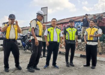 ALEXANDER Nanta Linggi  (tengah) ketika meninjau pelaksanaan kerja jalan sehala di Tapah hari ini. - UTUSAN