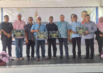 RIZAM Ismail (empat dari kanan) bersama penerima sumbangan pada program sumbangan kepada masjid, surau DUN Sungai Air Tawar, Sabak Bernam, Selangor baru-baru ini.UTUSAN/ ISKANDAR SHAH MOHAMED