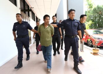 RUDI Zulkarnain Mat Radi dibebaskan selepas ikat jamin berjumlah RM6,000 dibayar di Mahkamah Teluk Intan di sini hari ini. - UTUSAN/MUHAMAD NAZREEN SYAH MUSTHAFA