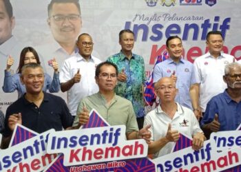 ONN Hafiz Ghazi (tiga dari kanan) bersama penerima insentif khemah di tapak Pasar Malam Jalan Kemuliaan, Taman Universiti, Skudai.