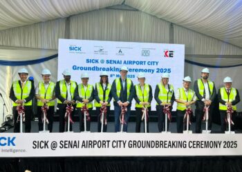 LEE Ting Han (lima, kanan) menyempurnakan gimik pelancaran majlis pecah tanah kilang sensor Sick Sdn. Bhd. di Senai Airport City, Kulai.