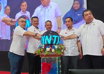 Onn Hafiz Ghazi merasmikan Majlis Sesi Libat Urus Sekolah Rintis Bangsa Johor di Dewan Sekolah  Menengah Kebangddan Tasik Utara, Johor Bahru, hari ini. UTUSAN/BAAZLAN IBRAHIM