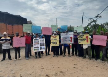 PENDUDUK Kampung Desa Makmur mengadakan perhimpunan aman mendesak penutupan tapak pelupusan sampah di Batu Empat, Kota Tinggi, Johor.