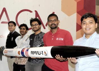 UTM Rocketry Team menunjukkan roket RIMAU 1 yang bakal membawa cabaran Malaysia dalam pertandingan antarabangsa anjuran Tripoli Rocketry Association di Midland, Texas, Amerika Syarikat.
