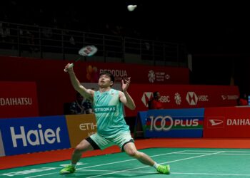 LEONG Jun Hao tewas kepada pemain Ireland Nhat Nguyen 21-10, 18-21, 9-21 pada aksi pusingan pertama Malaysia Masters 2025 di Axiata Arena, Bukit Jalil, hari ini. - UTUSAN/ISKANDAR ISHAK