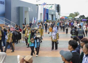 PENGUNJUNG sanggup berjalan kaki sejauh dua kilometer semata-mata tidak mahu melepaskan peluang merasai sendiri pengalaman menyaksikan secara dekat pameran aset pertahanan tentera udara dari pelbagai negara sempena LIMA'25 kali ini. - UTUSAN/FARIZ RUSADIO