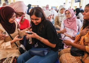 PENGARUH media sosial yang dibawa oleh Gen Z membawa transformasi baharu penggunaan bahasa Melayu. – GAMBAR HIASAN