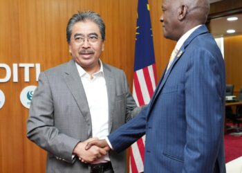 Johari Abdul Ghani menerima kunjungan Pesuruhjaya Tinggi Kenya Ke Malaysia, Ekitela R.J. Moru di pejabatnya di Putrajaya baru-baru ini, sebelum berlepas bagi melakukan lawatan rasmi ke negara itu semalam.