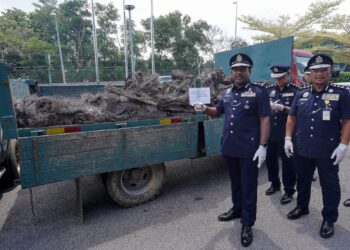 HUSSEIN Omar Khan (tiga kanan) menunjukkan kabel yang dirampas pada sidang akhbar sindiket kes curi kabel di IPD Sepang. - UTUSAN/FAISOL MUSTAFA