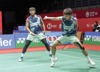 AKSI gandingan remaja negara, Kang Khai Xing-Aaron Tai ketika menumpaskan pasangan Denmark, William Kryger Boe-Christian Faust Kjaer 12-21, 21-11, 21-17 pada pusingan 32 Kejohanan Badminton Malaysia Masters 2025 di Axiata Arena, Bukit Jalil, semalam. Gambar ISKANDAR ISHAK
