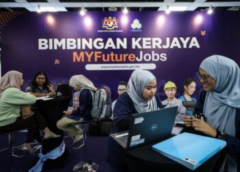 BANK Dunia melaporkan lebih daripada satu perempat pemegang ijazah di Malaysia bekerja dalam bidang pekerjaan yang tidak setaraf kelayakan, selain sukar memperoleh pekerjaan berkemahiran tinggi.