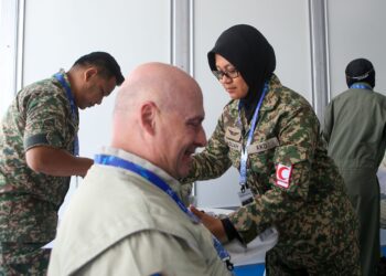 DR.  Siti Khadijah Abdul Hamid memeriksa juruterbang pasukan aerobatik Russian Knights ketika LIMA’25 di Langkawi. – UTUSAN/SHAHIR NOORDIN