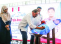 Anwar Ibrahim menandatangani plak  ketika merasmikan Pejabat Parti Keadilan Rakyat, (KEADILAN) Langkawi di Kuah, semalam. - UTUSAN/ SHAHIR NOORDIN