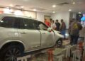 SUV yang merempuh restoran makanan segera sehingga ke bahagian dalam premis tersebut di Sitiawan.