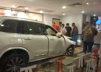 SUV yang merempuh restoran makanan segera sehingga ke bahagian dalam premis tersebut di Sitiawan.
