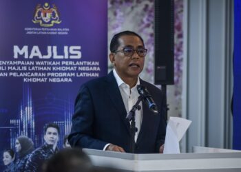MOHAMED Khaled Nordin berucap ketika majlis pelancaran program latihan khidmat negara 3.0 dan penyampaian watikah pelantikan ahli majlis latihan khidmat negara. UTUSAN/M. FIRDAUS M. JOHARI
