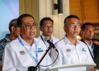 MOHAMED Khaled Nordin (kiri) bercakap pada sidang akhbar selepas sesi media walkabout sempena Pameran Antarabangsa Maritim dan Aeroangkasa Langkawi 2025 (LIMA'25) di Resorts World Langkawi di sini hari ini. - UTUSAN/FARIZ RUSADIO