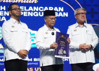 MOHD. Na'im Mokhtar pada Majlis Perasmian Pavilion Al-Falah dan Pelancaran Buku Baharu Agensi Pengurusan Hal Ehwal Agama sempena Pesta Buku Antarabangsa Kuala Lumpur 2025 (PBAKL 2025) di Pusat Dagangan Dunia (WTC) Kuala Lumpur di sini hari ini. Turut serta Timbalan Menteri di Jabatan Perdana Menteri (Hal Ehwal Agama). Dr Zulkifli Hasan (kiri). - UTUSAN/FAUZI BAHARUDIN