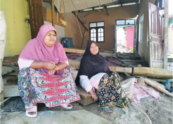 NORAINI Nawi (kanan) bersama kakaknya masih tinggal di rumah runtuh di Kampung Jubakar Pantai, Tumpat, Kelantan. – MINGGUAN/ROHANA ISMAIL