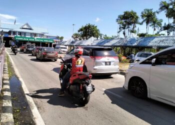 ORANG ramai berpusu-pusu untuk urusan imigresen ke Thailand melalui Kompleks Imigresen, Kastam, Kuarantin dan Keselamatan (ICQS) Rantau Panjang, Kelantan semalam. –  UTUSAN/ROHANA ISMAIL.