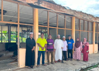 ABDUL Hady Sibaweh (empat dari kiri) bersama mudir dan penduduk tempatan berada di hadapan kelas yang ingin dinaik taraf sebagai bangunan asrama bertingkat di Satyatim, Kampung Jerek Baru, Gua Musang, Kelantan. - UTUSAN/AIMUNI TUAN LAH