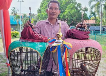 SABRI Abdul Latiff bersama dua ekor burung ketitir yang dibawa dari Pattani, Thailand untuk menyertai Festival Unggas ASEAN 2025 di Kota Bharu, Kelantan. -UTUSAN/MUSTAQIM MOHAMED