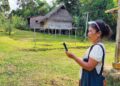 SEORANG penduduk Orang Asli mencari liputan rangkaian internet dan telefon di luar kawasan rumahnya di Pos Simpor, Gua Musang, Kelantan. - UTUSAN/AIMUNI TUAN LAH