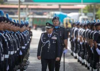 NOOR Hisam Nordin memeriksa perbarisan pada Majlis Serah Terima Tugas Ketua Polis Daerah dan Pengerusi Persatuan Keluarga Polis (Perkep) Gerik di Ibu Pejabat Polis Daerah (IPD) Gerik hari ini. - UTUSAN