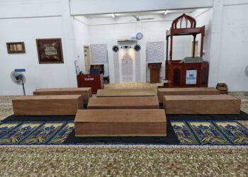 TUJUH keranda telah disiapkan di Surau Ar-Rahman Ibu Pejabat Polis Daerah (IPD) Hilir Perak sementara menunggu proses bedah siasat kesemua  jenazah anggota FRU selesai. - UTUSAN