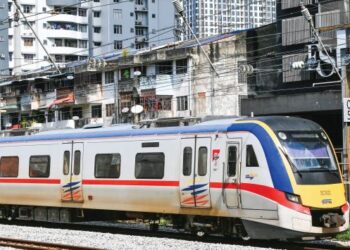 Tren Keretapi Tanah Melayu Berhad (KTMB)  yang masih menjadi antara pengangkutan awam popular 
di negara ini. – MINGGUAN/SYAKIR RADIN