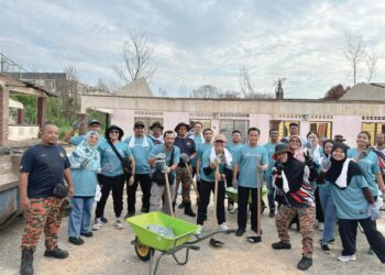 KERJA pembersihan tiga buah rumah yang rosak dijalankan bersama NGO dan ahli DRB-HICOM. - GAMBAR IHSAN DRB-HICOM