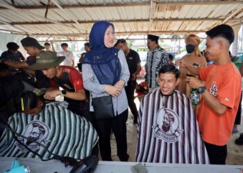 NIK Amlizan Mohamed menyantuni penduduk di Kampung Kandis, Bachok, Kelantan baru-baru ini.